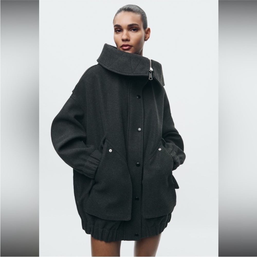 High collar parka with hood and long sleeves with elastic cuffs. Size M-L